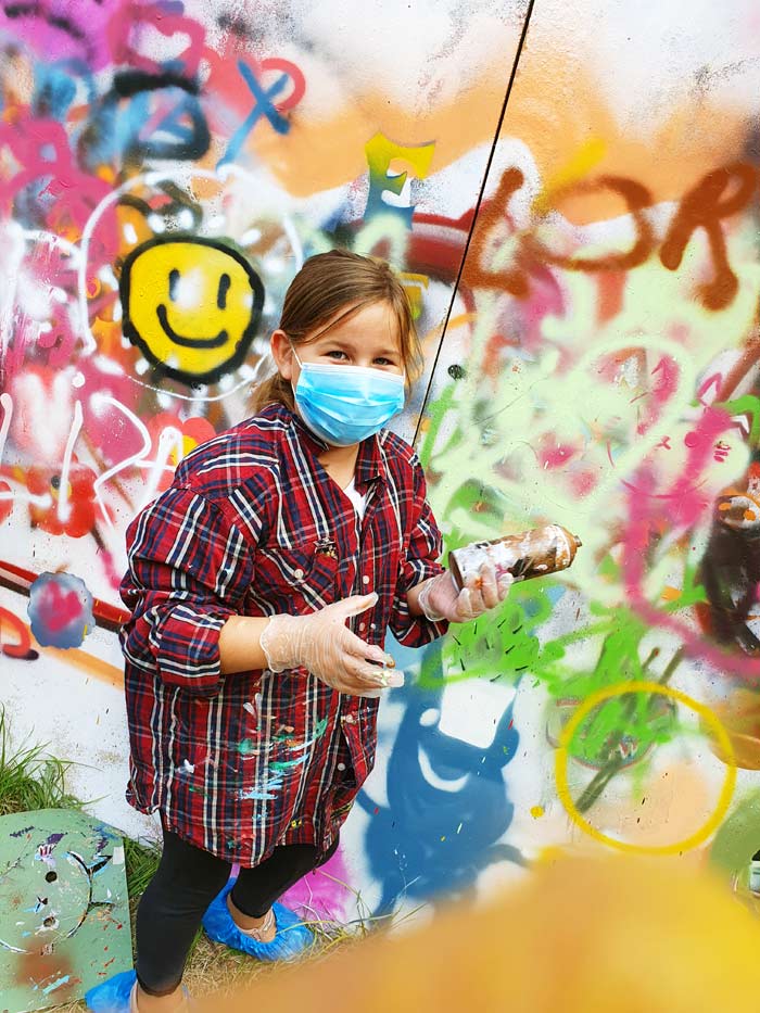 Pige maler graffiti på graffiti workshop med kunstner Jakob i
