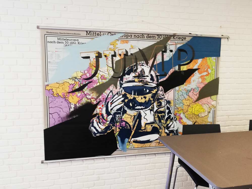 Street art graffiti kunst udsmykning på skole malet på landkort