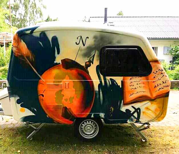 Graffitikunst malet på campingvogn
