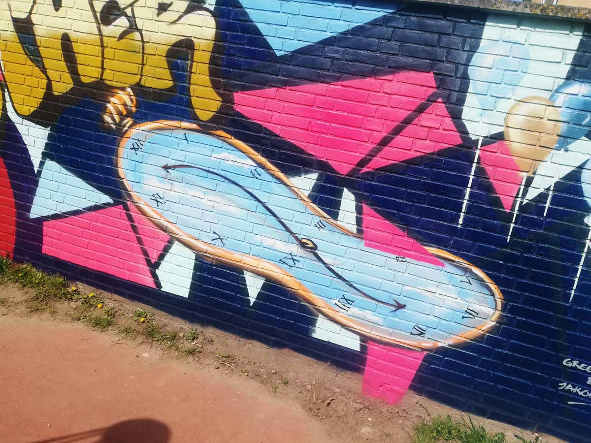Graffiti kunst til skole inspireret af Salvador Dali og hans flydende ur