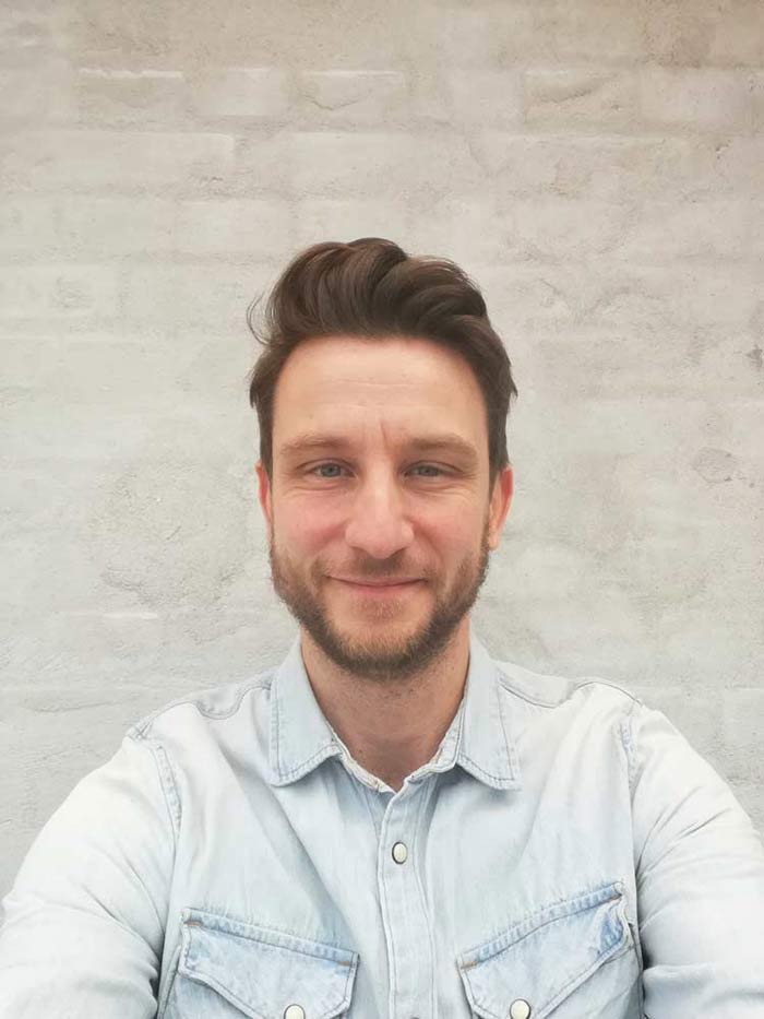 Professionel tegner og illustrator Jakob i er uddannet tegner og arbejder som billedkunstner og freelance illustrator