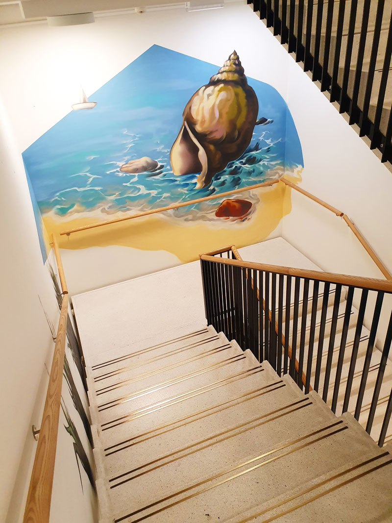 Landskabs maleri udsmykning med strand og konkylie